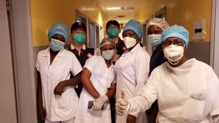 2020年5月26日，中國抗疫醫(yī)療專家組在剛果（布）首都布拉柴維爾指導(dǎo)新冠肺炎病房建設(shè)時，與當(dāng)?shù)匾痪€醫(yī)務(wù)人員合影。新華社發(fā)