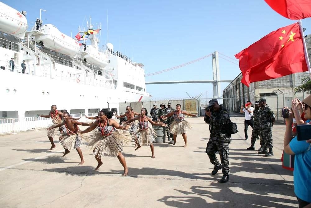 2024年8月16日，在莫桑比克馬普托港，當(dāng)?shù)匮輪T表演舞蹈，歡送中國(guó)海軍“和平方舟”號(hào)醫(yī)院船。