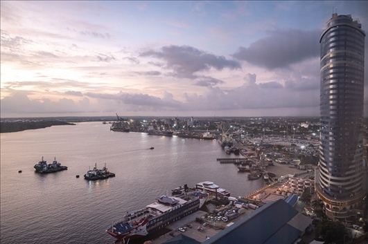 這是2023年12月29日拍攝的日出時分的坦桑尼亞達(dá)累斯薩拉姆港。新華社記者 王冠森 攝