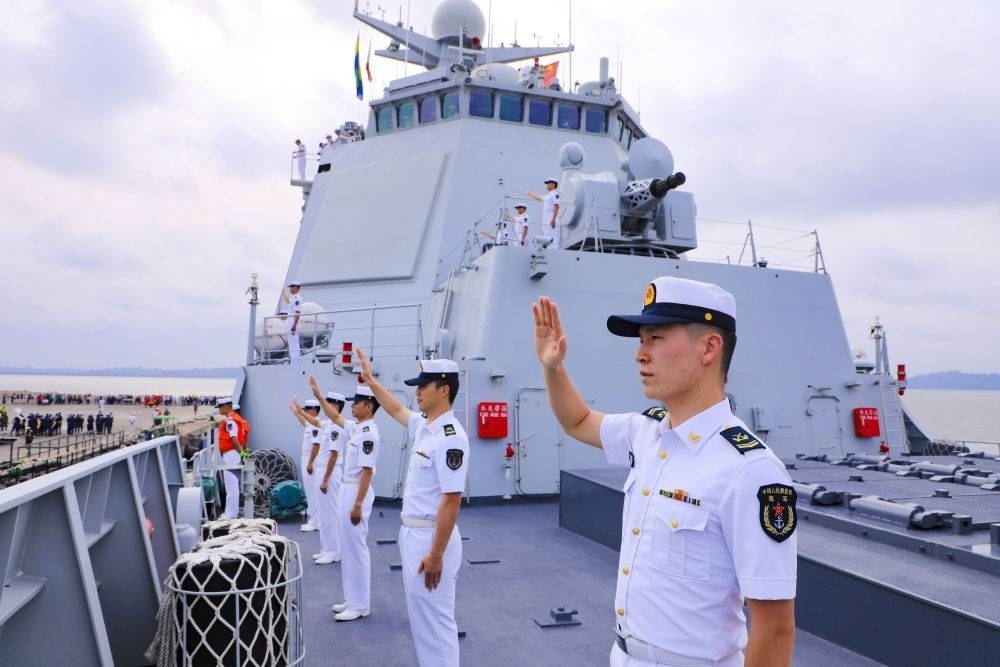2023年7月8日，中國(guó)海軍第43批護(hù)航編隊(duì)官兵向加蓬利伯維爾奧文多港碼頭的歡迎人群揮手致意。中國(guó)海軍第43批護(hù)航編隊(duì)抵達(dá)加蓬利伯維爾，開(kāi)始對(duì)加蓬進(jìn)行為期4天的友好訪問(wèn)。