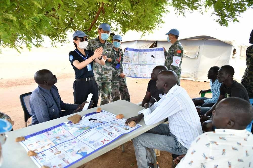 2020年3月，在南蘇丹首都朱巴，執(zhí)行聯(lián)合國(guó)維和任務(wù)的中國(guó)維和警察廖潔給當(dāng)?shù)鼐熘v解防疫知識(shí)。