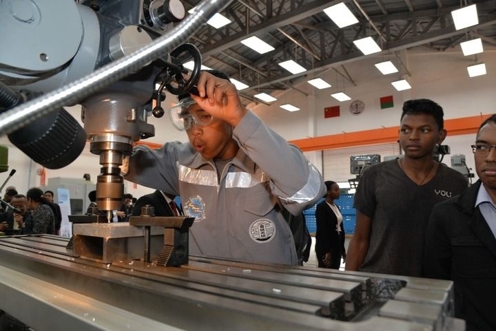 2024年4月26日，在馬達(dá)加斯加首都塔那那利佛，塔那那利佛大學(xué)理工學(xué)院的學(xué)生在魯班工坊操作設(shè)備。新華社發(fā)（西塔卡·拉喬納里松攝）