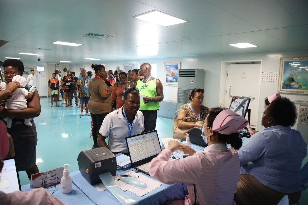 2024年7月8日，塞舌爾民眾在中國(guó)海軍“和平方舟”號(hào)醫(yī)院船上排隊(duì)就診。