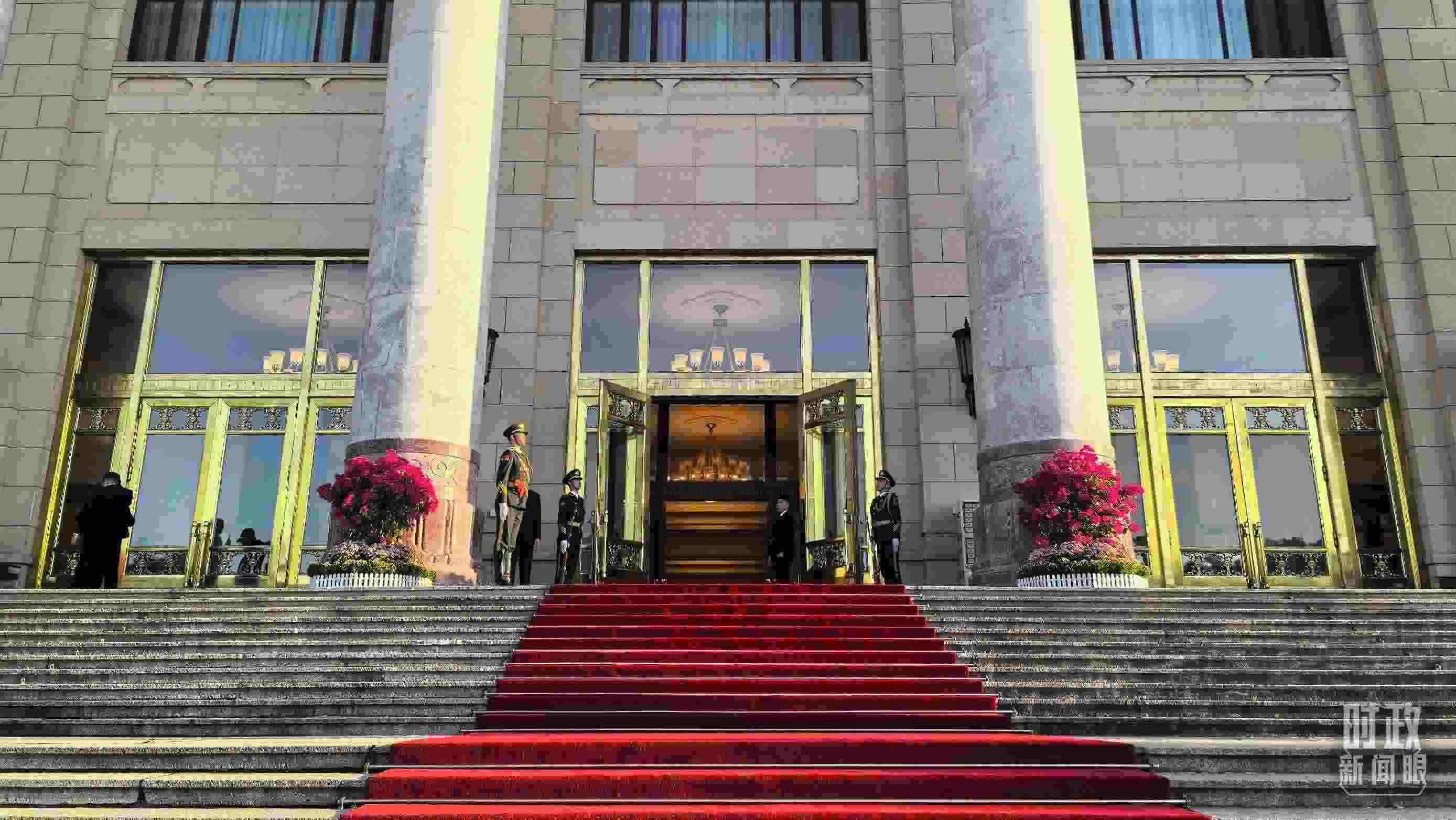△人民大會(huì)堂外，禮兵列隊(duì)迎接貴賓。（總臺(tái)央視記者陸泓宇拍攝）