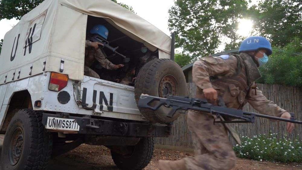 2022年7月27日，中國(guó)第八批赴南蘇丹（朱巴）維和步兵營(yíng)百人防暴隊(duì)抵達(dá)預(yù)定區(qū)域，進(jìn)行綜合防衛(wèi)演練。針對(duì)南蘇丹社會(huì)安全問(wèn)題及近期在剛果（金）東部地區(qū)發(fā)生的針對(duì)聯(lián)合國(guó)剛果（金）穩(wěn)定特派團(tuán)的抗議示威活動(dòng)，中國(guó)第八批赴南蘇丹（朱巴）維和步兵營(yíng)于日前組織UN HOUSE（聯(lián)合國(guó)之家）綜合防衛(wèi)演練，以應(yīng)對(duì)可能出現(xiàn)的難民涌入、營(yíng)門(mén)遇襲、暴恐威脅等突發(fā)情況。