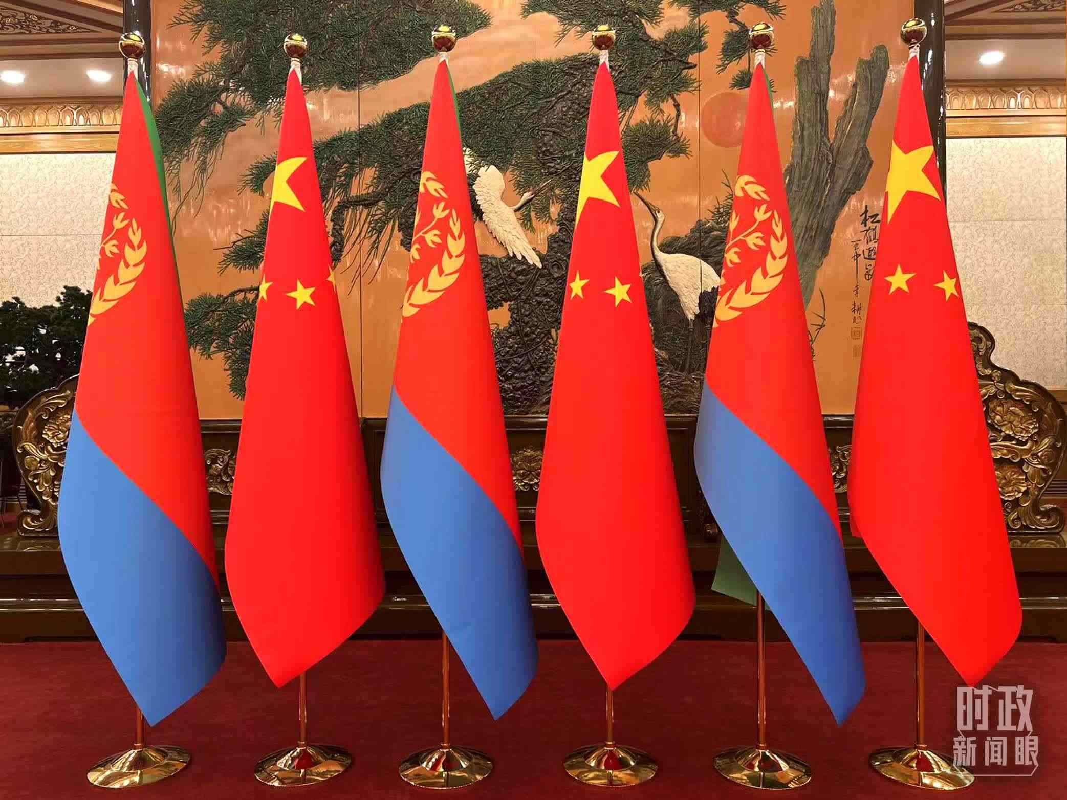 △會(huì)見現(xiàn)場(chǎng)擺放的中國(guó)和厄立特里亞兩國(guó)國(guó)旗。（總臺(tái)央視記者趙婷拍攝）