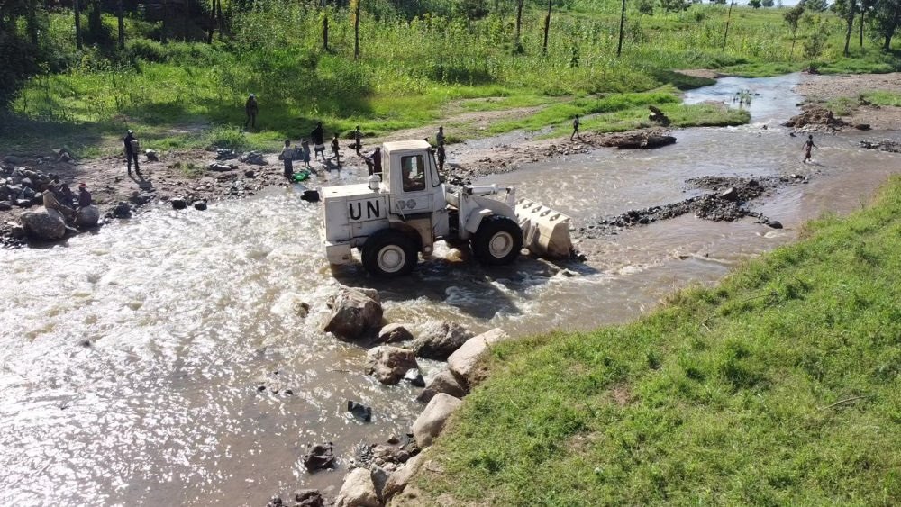 2023年6月7日，在剛果（金）南基伍省卡萊亥地區(qū)，中國(guó)第26批赴剛果（金）維和工兵分隊(duì)官兵進(jìn)行施工作業(yè)。
