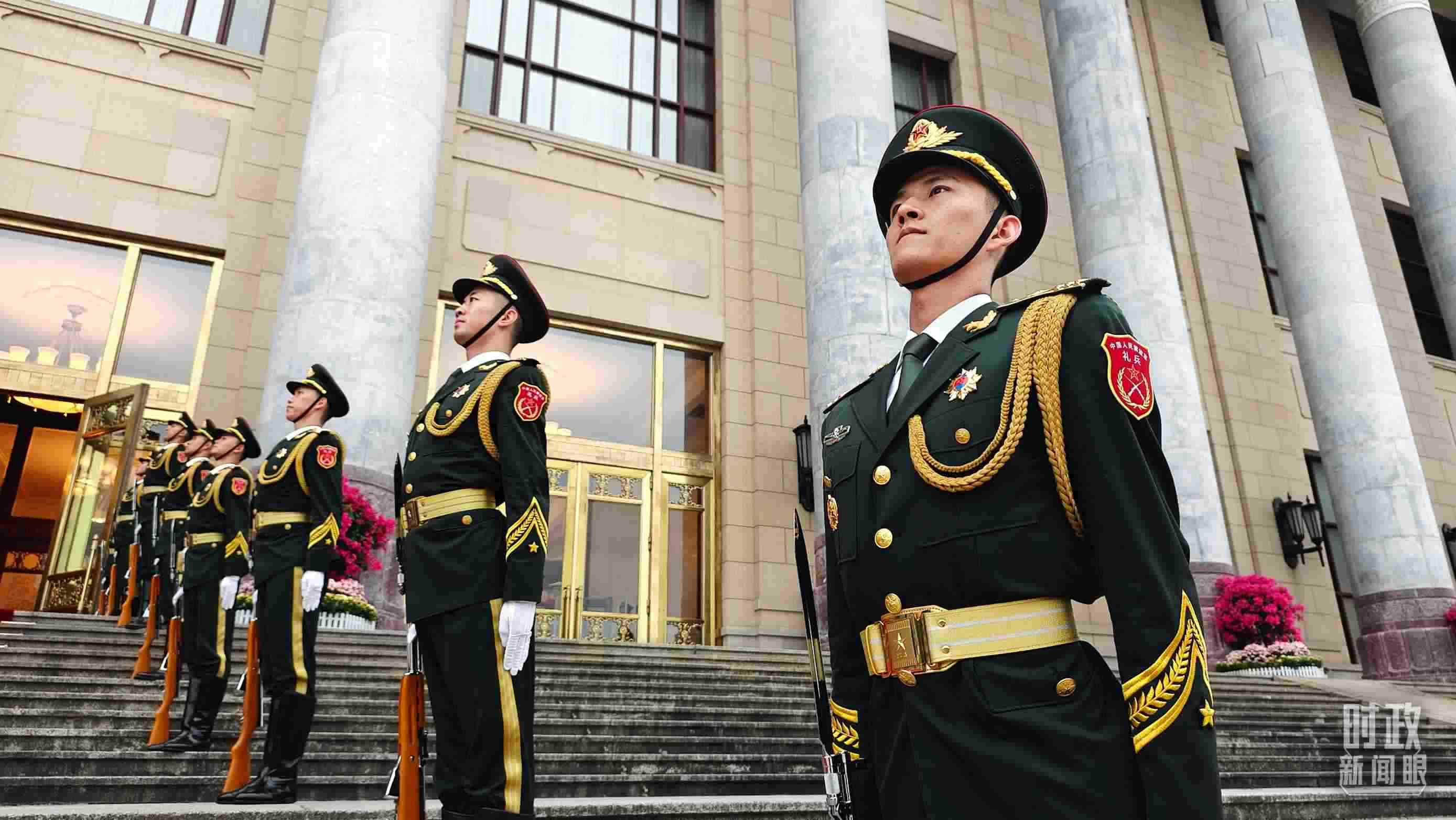  △人民大會堂外，禮兵列隊歡迎外國領(lǐng)導(dǎo)人。（總臺央視記者韓銳拍攝）