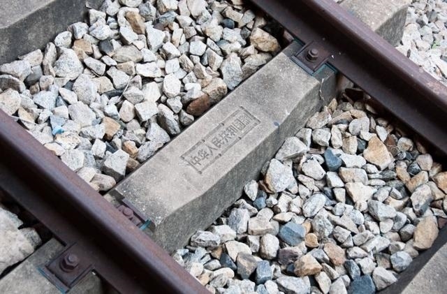 坦贊鐵路鋼筋混凝土軌枕上的“中華人民共和國(guó)制”字樣清晰可辨。