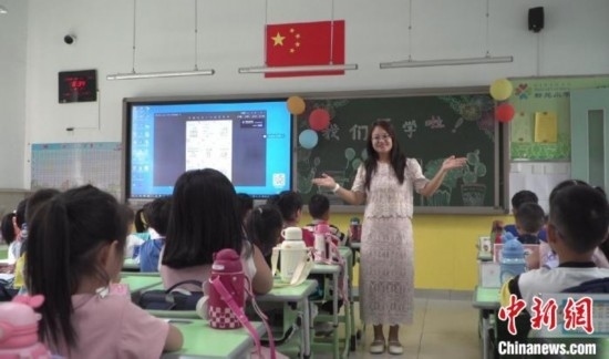 圖為衡水市新苑小學(xué)，老師正在給學(xué)生講開(kāi)學(xué)第一課的內(nèi)容。王天祥 攝