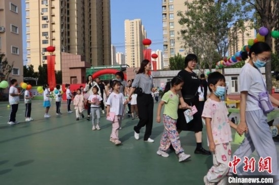 圖為衡水市新苑小學(xué)，小學(xué)一年級(jí)新生佩戴“夢(mèng)想徽章”后，步入校園 。王天祥 攝