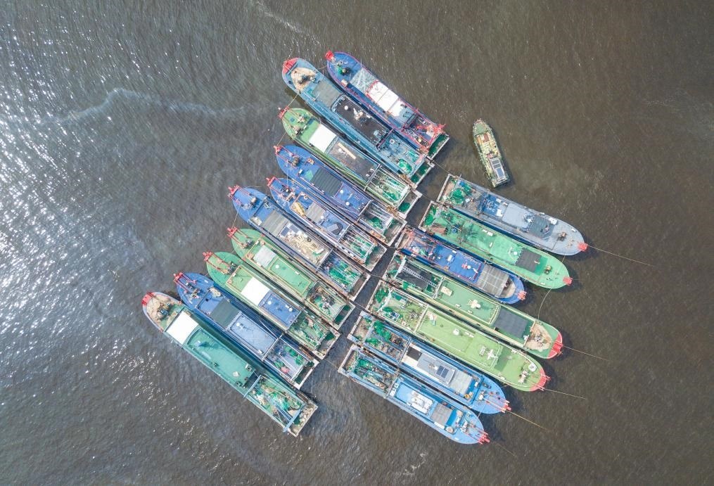 9月4日，船只在海南省?？谑行赂鄞a頭?？勘茱L(fēng)（無人機照片）。新華社記者 蒲曉旭 攝