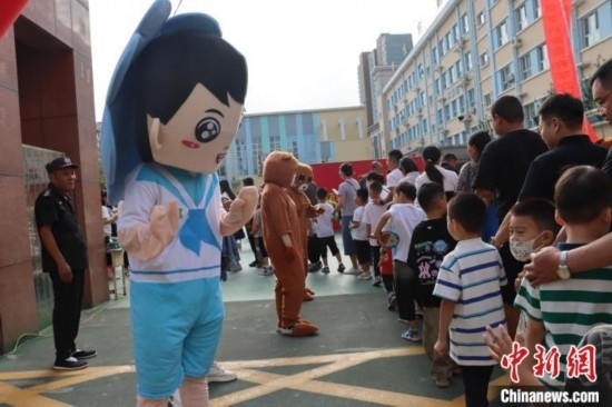 圖為衡水市新苑小學(xué)，老師穿上玩偶服裝歡迎新生入學(xué)。王天祥 攝