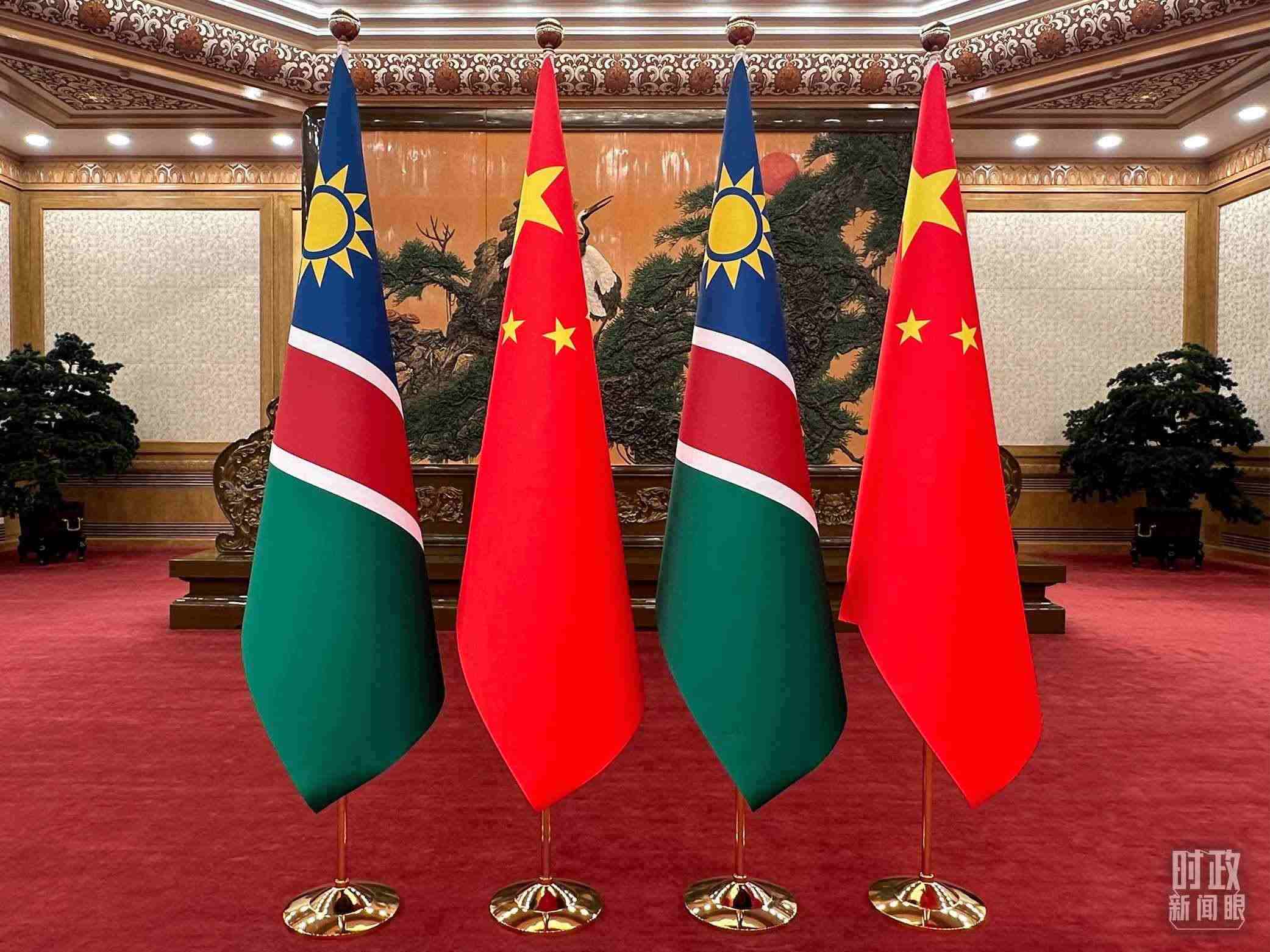  △雙邊會(huì)見(jiàn)現(xiàn)場(chǎng)的中國(guó)和納米比亞國(guó)旗。（總臺(tái)央視記者范一鳴拍攝）