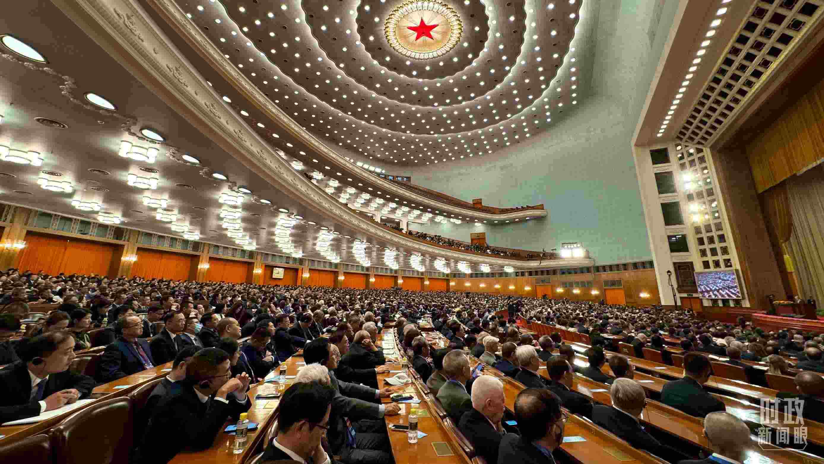  △中非合作論壇非方成員國(guó)國(guó)家元首、政府首腦、代表團(tuán)團(tuán)長(zhǎng)及國(guó)際和地區(qū)組織負(fù)責(zé)人等中外各界人士3200余人出席開(kāi)幕式。（總臺(tái)央視記者蔣碩拍攝）