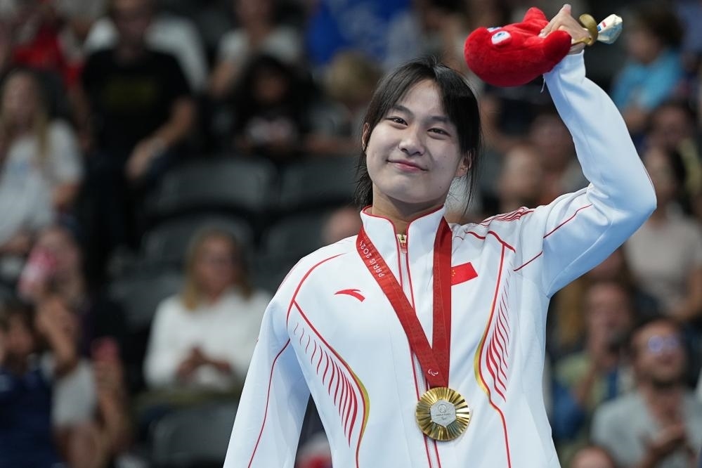 9月4日，蔣裕燕在巴黎殘奧會游泳女子100米自由泳S7級頒獎儀式上。新華社記者 熊琦 攝