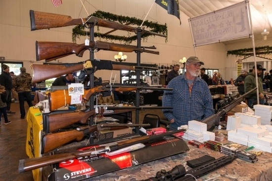 這是2022年1月22日在美國(guó)達(dá)拉斯槍展上拍攝的槍支。新華社發(fā)（李琳攝）