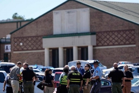 9月4日，在美國(guó)佐治亞州巴羅縣溫德市，警察聚集在發(fā)生槍擊事件的阿巴拉契高中外。新華社/美聯(lián)