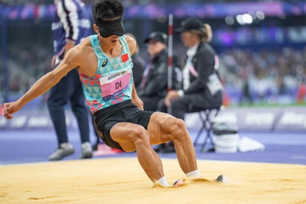 8月30日，邸東東在巴黎殘奧會田徑男子跳遠T11級決賽中試跳。新華社記者 黃偉 攝