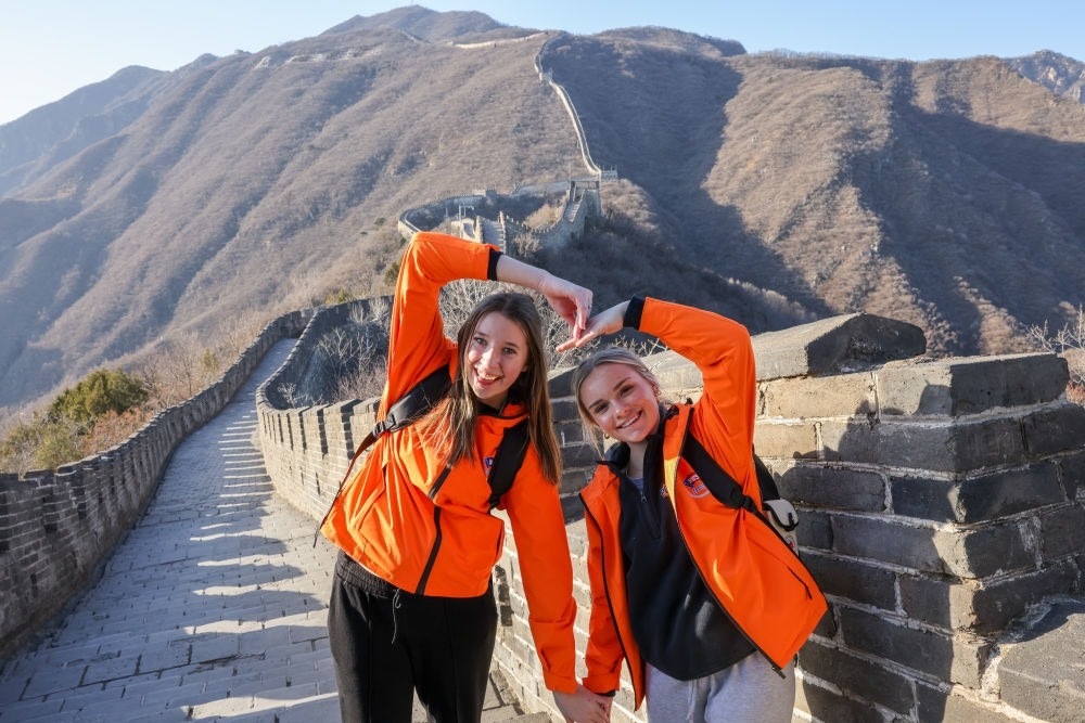 2024年3月20日，美國(guó)華盛頓州中學(xué)生代表團(tuán)的成員在北京慕田峪長(zhǎng)城留影。新華社記者 殷剛 攝