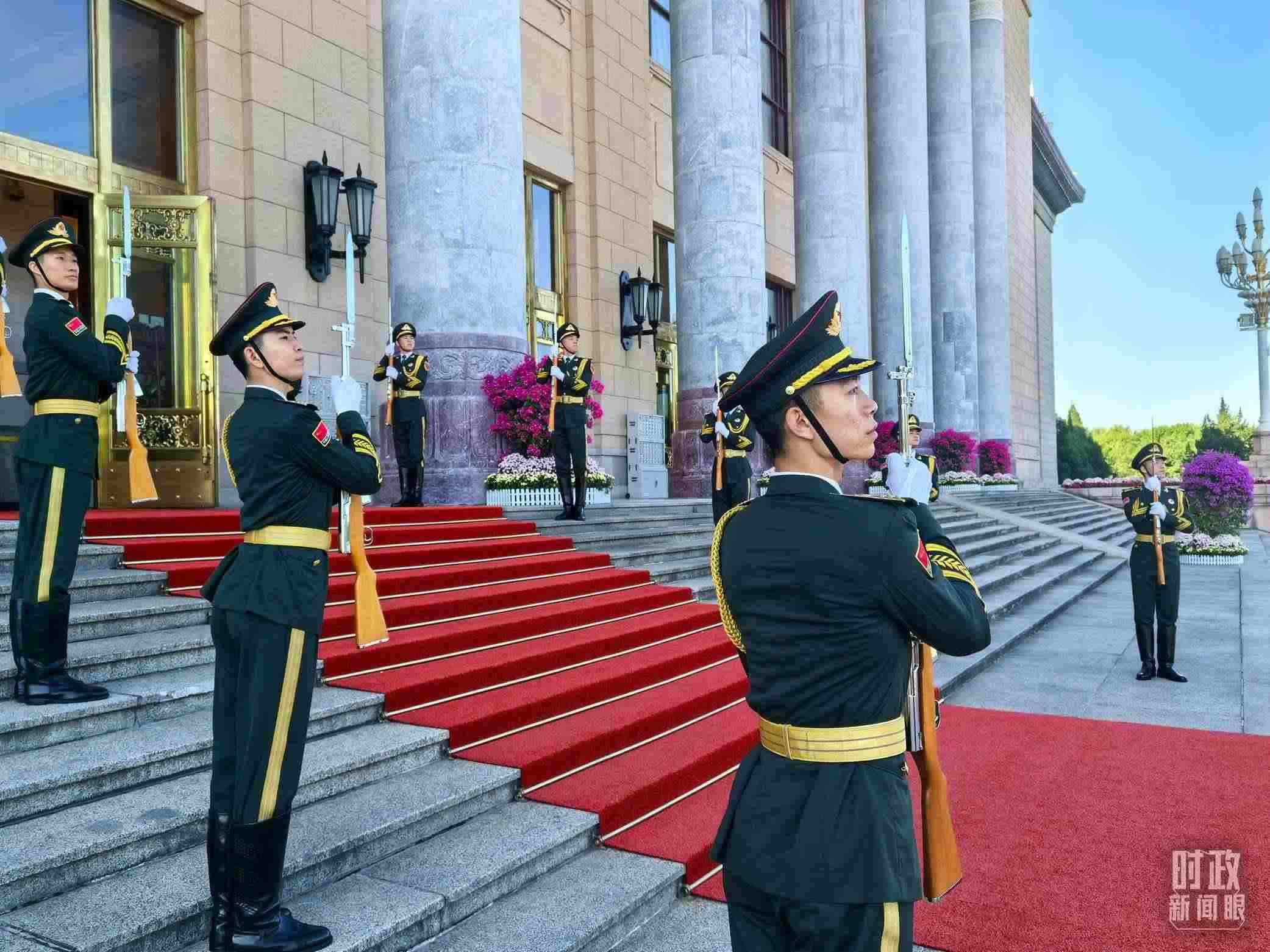 禮兵列隊(duì)迎接外賓。（總臺(tái)央視記者鐘銳拍攝）