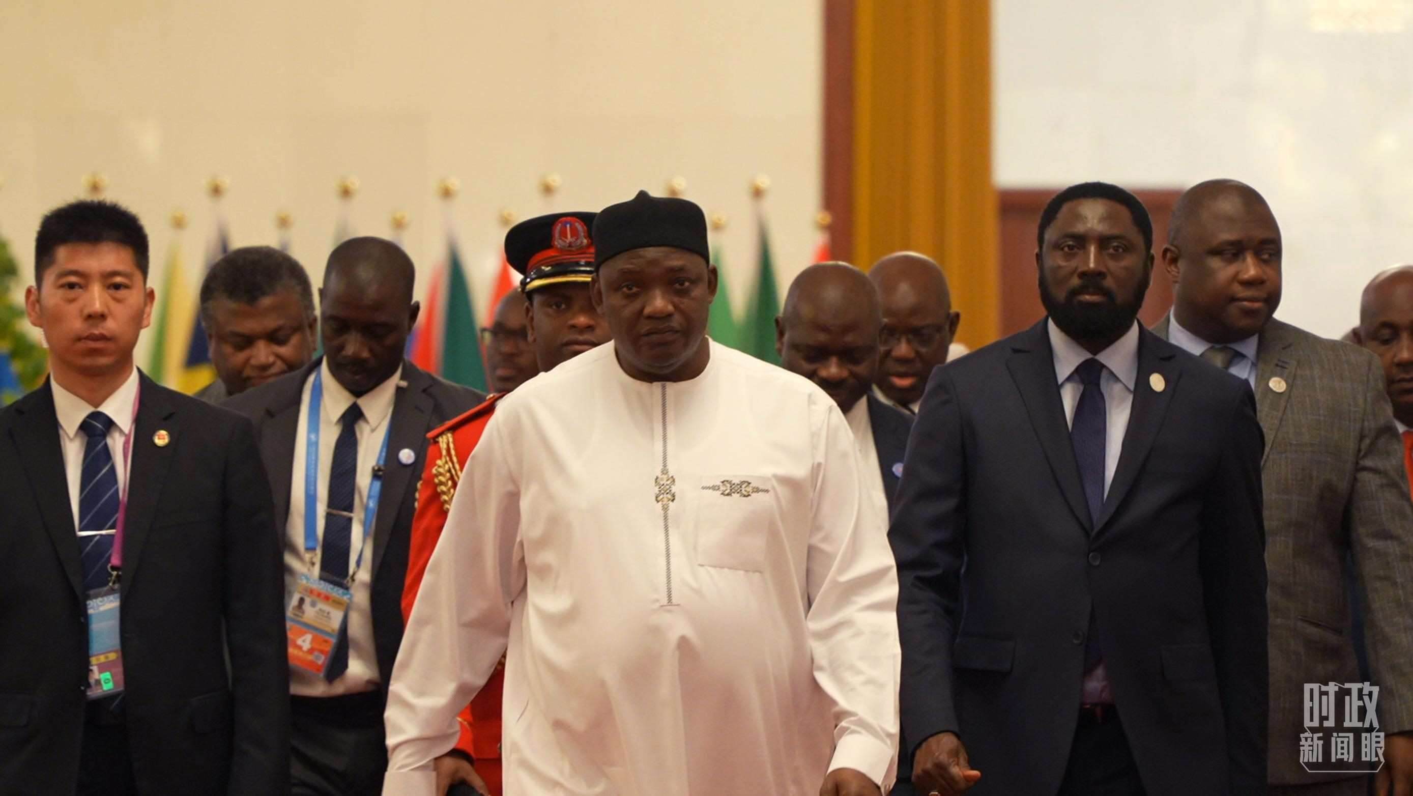 岡比亞總統(tǒng)巴羅走向會(huì)見廳。（總臺(tái)央視記者蔣碩拍攝）