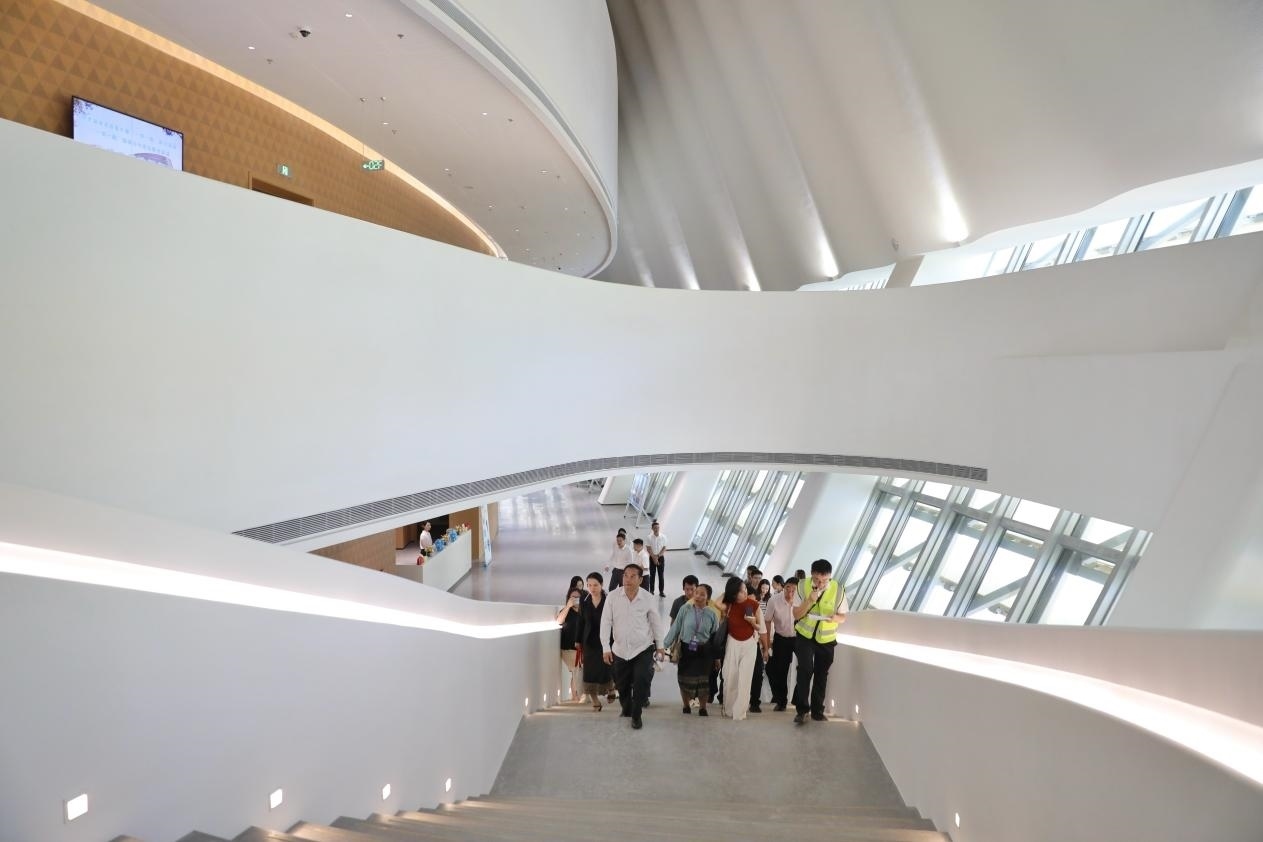 亞洲媒體考察團正在上樓?！吨袊?jīng)濟周刊》記者 肖翊攝