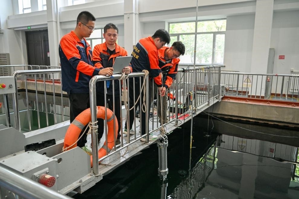 哈爾濱工程大學(xué)水聲工程學(xué)院學(xué)生在進(jìn)行技術(shù)實(shí)驗(yàn)。新華社記者王松 攝