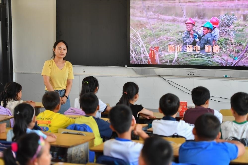 今年夏天，湖南華容縣等地遭受洪澇災(zāi)害。9月，華容縣一所學(xué)校，老師通過講述防災(zāi)救災(zāi)故事，引導(dǎo)孩子們知情、共情，汲取成長的力量。