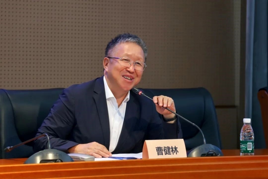 科技部原副部長(zhǎng)、十三屆全國(guó)政協(xié)教科衛(wèi)體委員會(huì)副主任、現(xiàn)任季華實(shí)驗(yàn)室理事長(zhǎng)、主任曹健林致辭。主辦方供圖