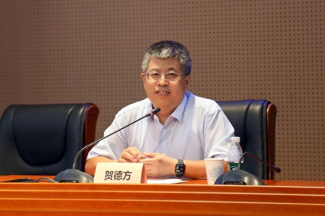 國(guó)務(wù)院參事、科技部原副秘書(shū)長(zhǎng)、中國(guó)科技評(píng)估與成果管理研究會(huì)理事長(zhǎng)賀德方致辭。主辦方供圖