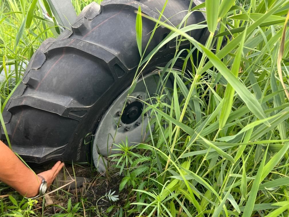 林甸縣一處大型噴灌設備癟了的輪胎。新華社記者董寶森攝