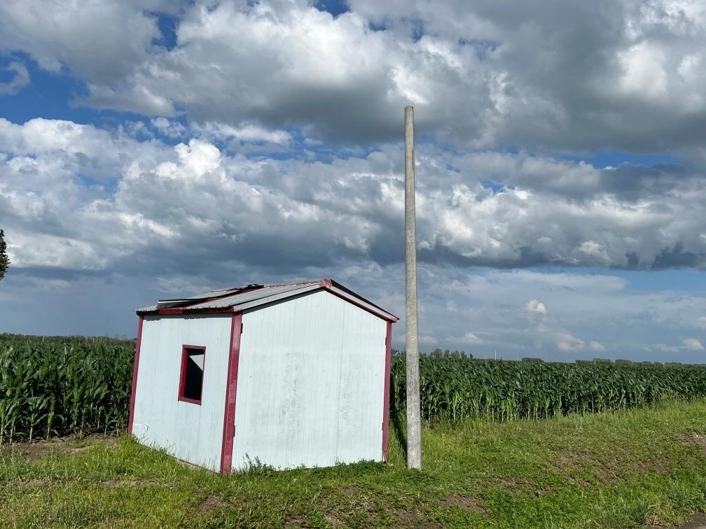 林甸縣一處保護水源井的鐵皮房出現(xiàn)破損，未見配套設備。新華社記者董寶森攝