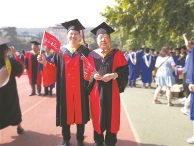 圖為李德仁（右）和學生肖雄武的合影。 肖雄武供圖