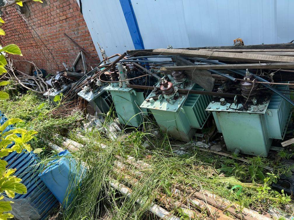 存放在農(nóng)戶家中的變壓器。新華社記者董寶森攝