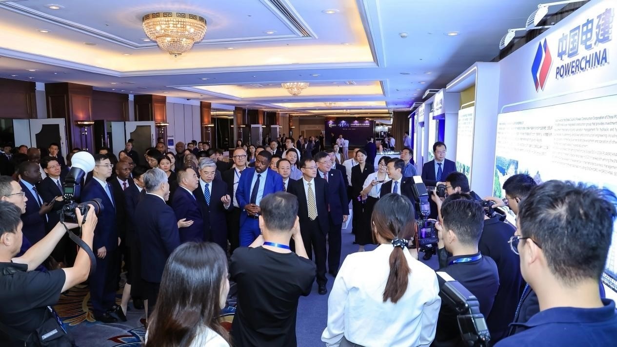 與會嘉賓參觀主題展覽。主辦方供圖