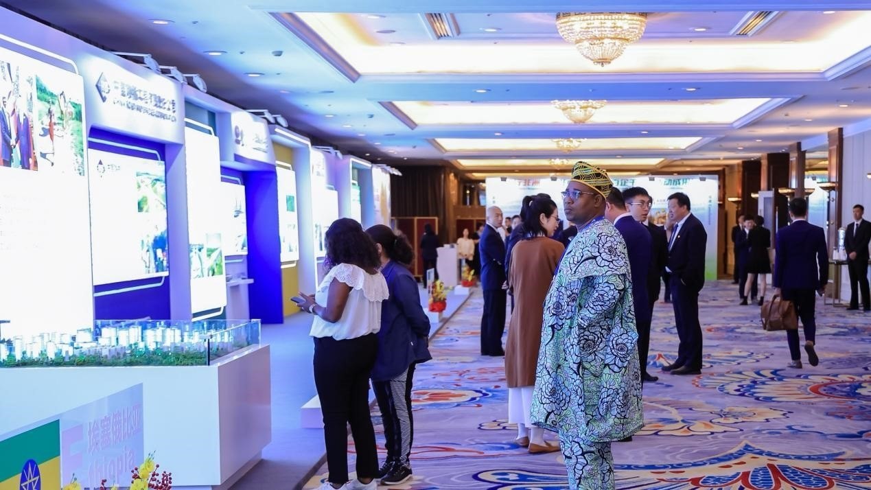 與會嘉賓參觀主題展覽。主辦方供圖