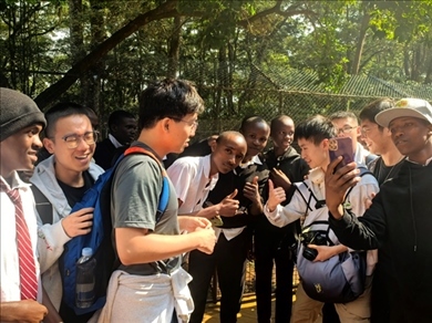 支隊(duì)成員與當(dāng)?shù)貙W(xué)生熱情交流 黃文杰攝