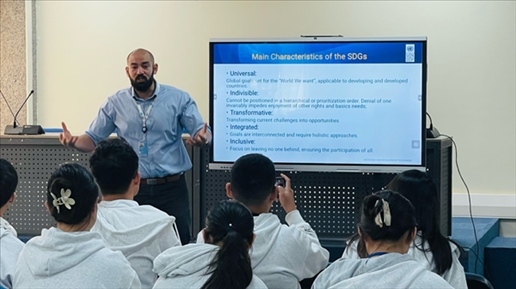 聯(lián)合國內(nèi)羅畢辦事處的工作人員為支隊(duì)成員講解可持續(xù)發(fā)展目標(biāo)。林源攝