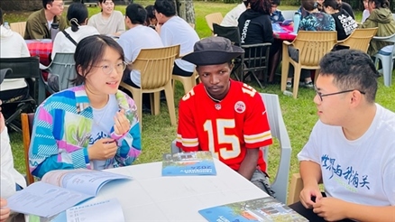 支隊(duì)成員在青年論壇上與世界各地的志愿者交流。 林源攝