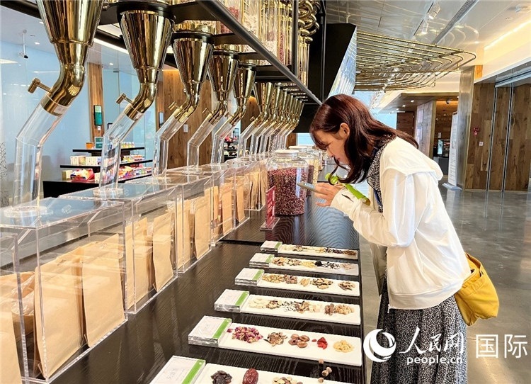 4. 代表團(tuán)團(tuán)員對(duì)新中式茶飲的食材充滿(mǎn)興趣。（人民網(wǎng)記者陳思 攝）