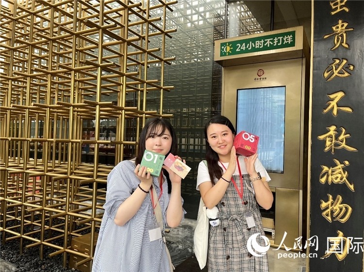 5. 代表團(tuán)團(tuán)員展示通過(guò)無(wú)人售藥機(jī)購(gòu)買(mǎi)的盲盒。（人民網(wǎng)記者陳思 攝）