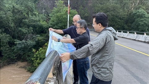 珠江委工作組在三河鎮(zhèn)三河大橋進行防洪工程調(diào)度工作。 水利部供圖