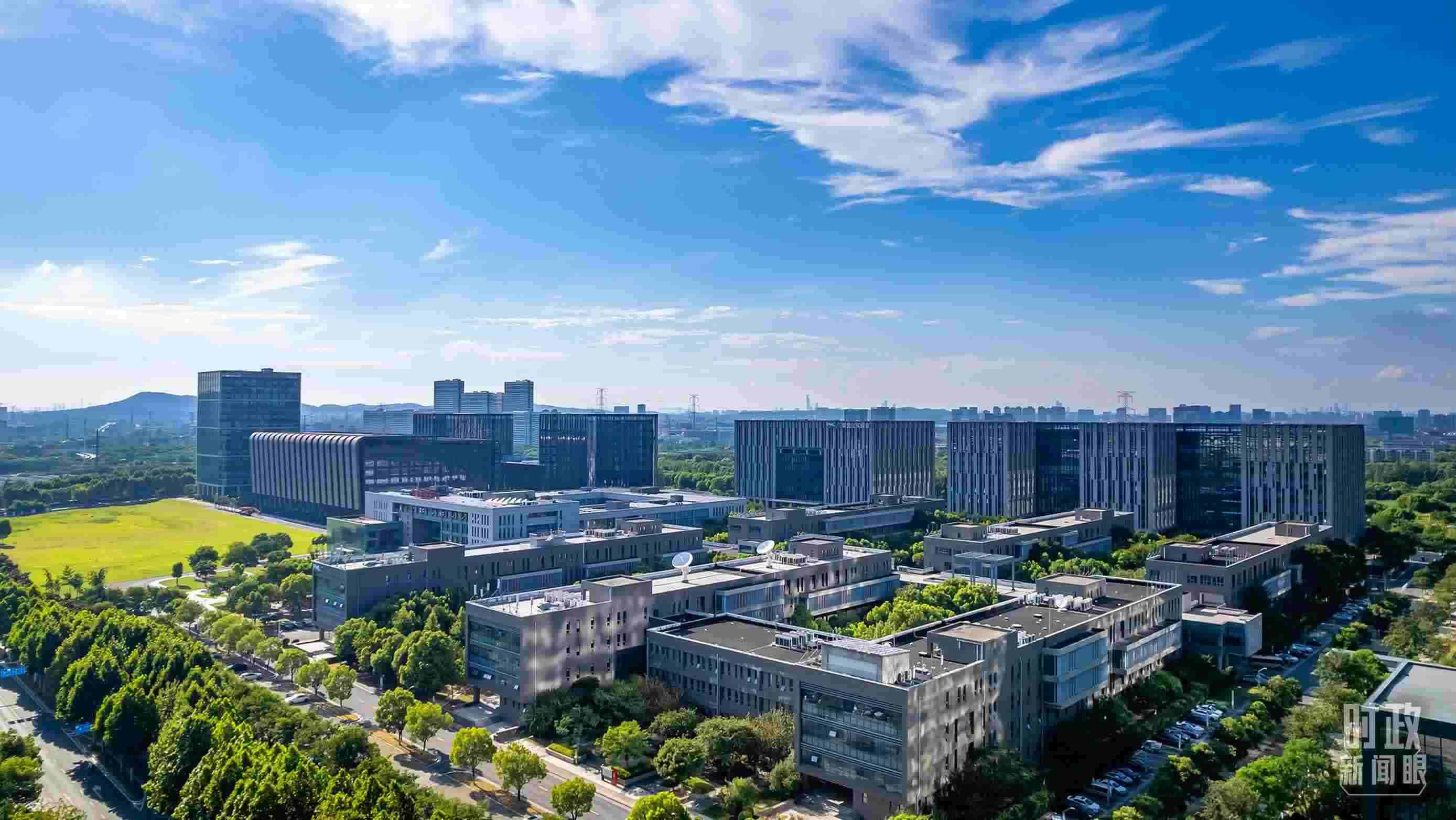  △2023年7月，習(xí)近平調(diào)研南京紫金山實驗室，強調(diào)要為實現(xiàn)高水平科技自立自強立下功勛。（圖/視覺中國）