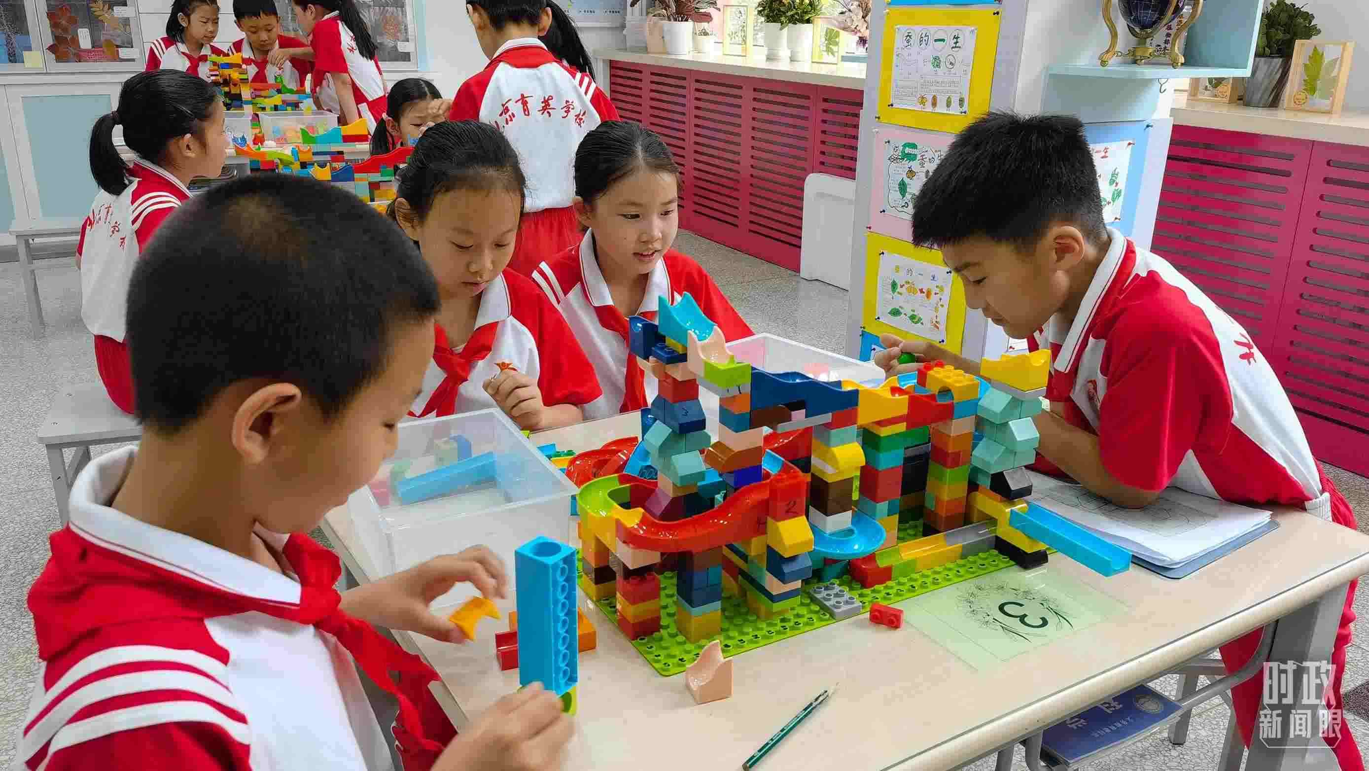  △這是北京育英學(xué)校的科學(xué)教室。2023年5月，習(xí)近平在這里調(diào)研時，希望同學(xué)們從小樹立“科技創(chuàng)新、強國有我”的志向。（總臺央視記者石丞拍攝）