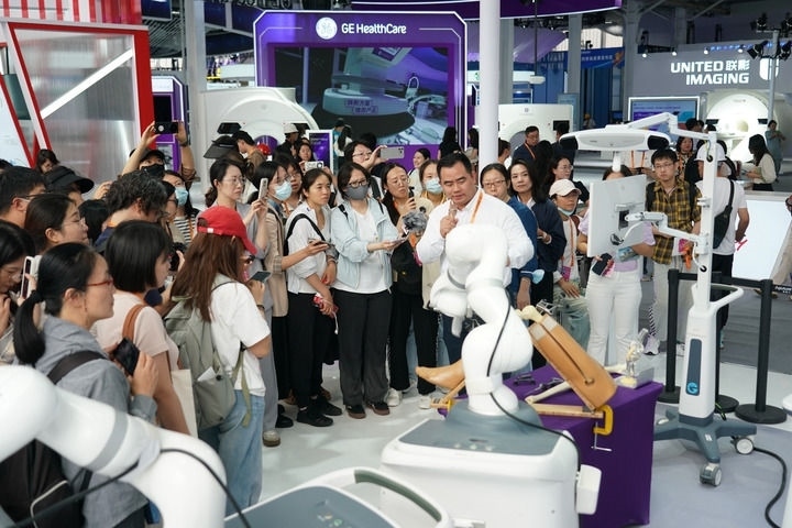 2024年9月11日，記者在服貿(mào)會(huì)首鋼園區(qū)健康衛(wèi)生服務(wù)館采訪。新華社記者 張晨霖 攝