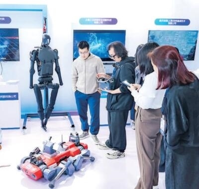 普陀區(qū)“中華武數”科創(chuàng)集市上，展位工作人員在向觀眾展示機器人。資料圖片