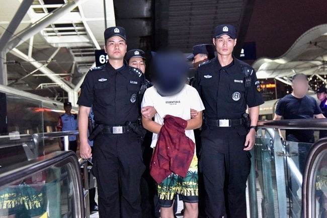 一名潛逃柬埔寨的犯罪嫌疑人被押解回國(guó)。公安部供圖