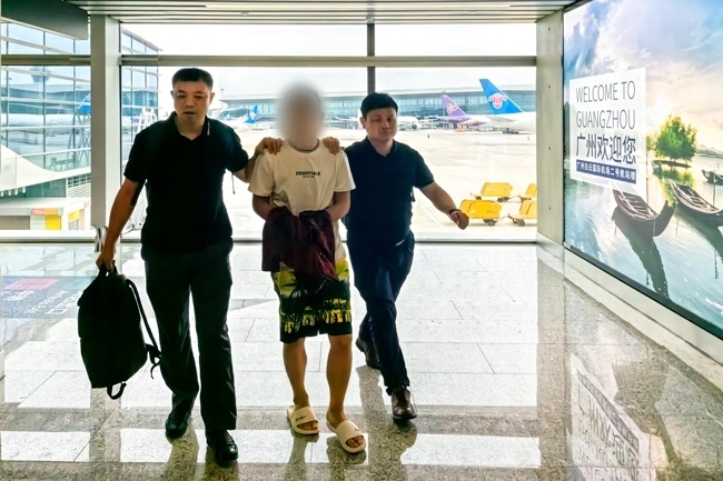 一名潛逃柬埔寨的犯罪嫌疑人被押解回國(guó)。公安部供圖