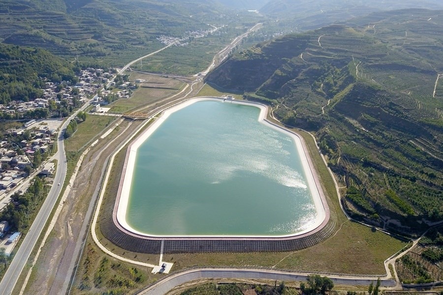 這是在天水市拍攝的已投用的天水城區(qū)引洮供水工程楊家灣調(diào)蓄水池（無(wú)人機(jī)照片）。新華社記者 范培珅 攝